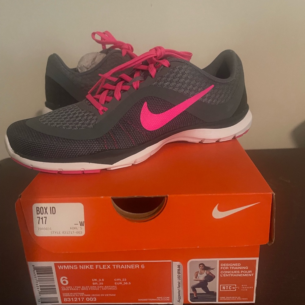 Woman Nike Flex Trainers